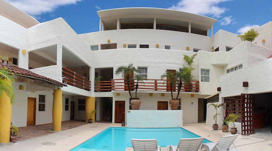 Hotel Plaza Tangolunda budget-friendly hotel near Tangolunda Bay in Huatulco, Mexico with pool and garden views.