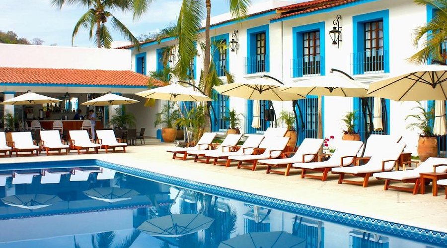 Hotel Santa Cruz Huatulco exterior view with pool area near Santa Cruz Bay and La Crucecita town center in Oaxaca, Mexico.